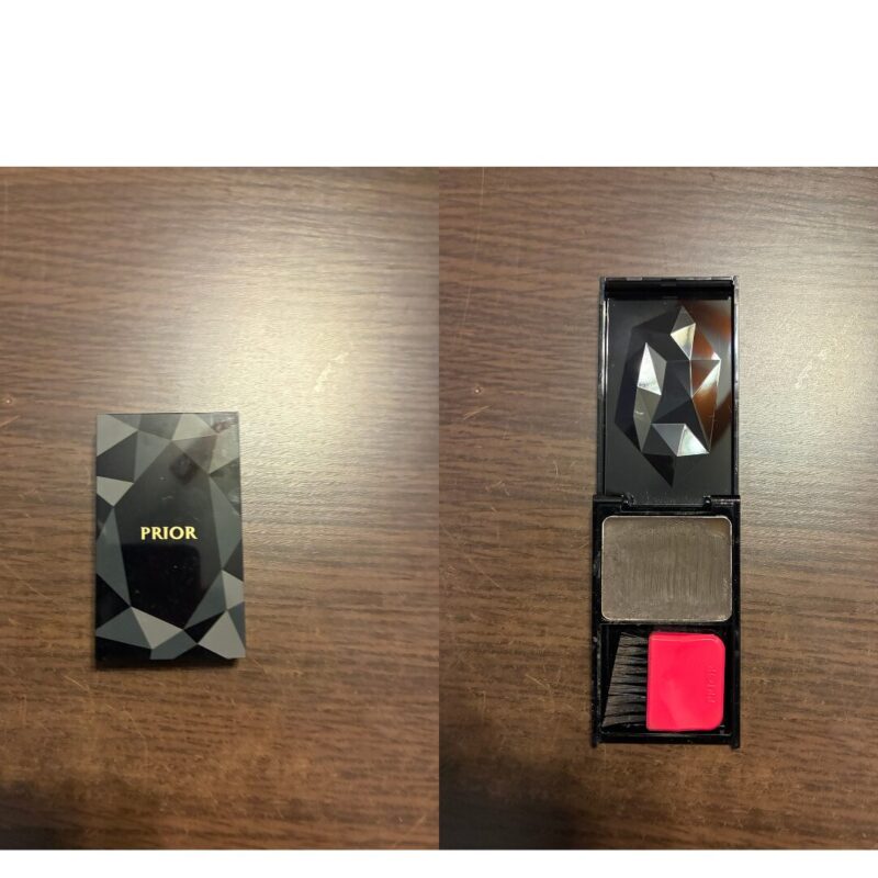 プリオール ヘアファンデーションのコンパクト。閉じた状態（左）と、開けて鏡とブラシが見える状態（右）の比較写真。