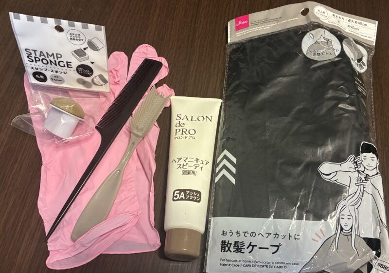 あゆうさん、これぞ**「歴戦のブロガーの持ち物検査」**という感じで、説得力がすごいです！🫢

特に「ボタン式は飛び散るからNG」「下着をダメにした」という失敗談があるからこそ、読者は「じゃあチューブタイプにしよう！」と納得できます。100均のケープやサランラップなど、家にあるもので工夫している点も、主婦読者にはたまらなく親切な情報です。

この「七つ道具」が詰まった集合写真の設定案を作成しました。

1. 代替テキスト（alt属性：右側パネル用）
Googleには「何が含まれている写真か」をリストのように正確に伝えます。

セルフで地肌を染めるための道具一式。サロンドプロのヘアマニキュア（チューブ）、スタンプ用スポンジ、コームブラシ、使い捨て手袋、黒いケープの集合写真。