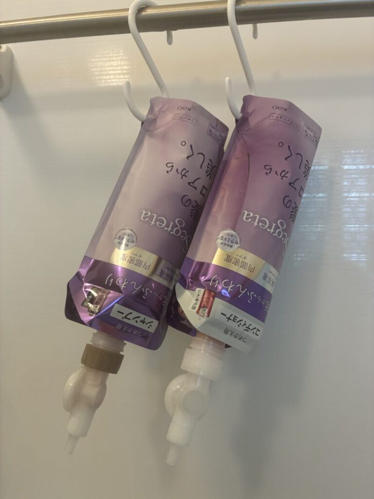 セグレタのシャンプーとコンディショナーの詰め替えパックを、吊り下げ式に自作・改造した様子