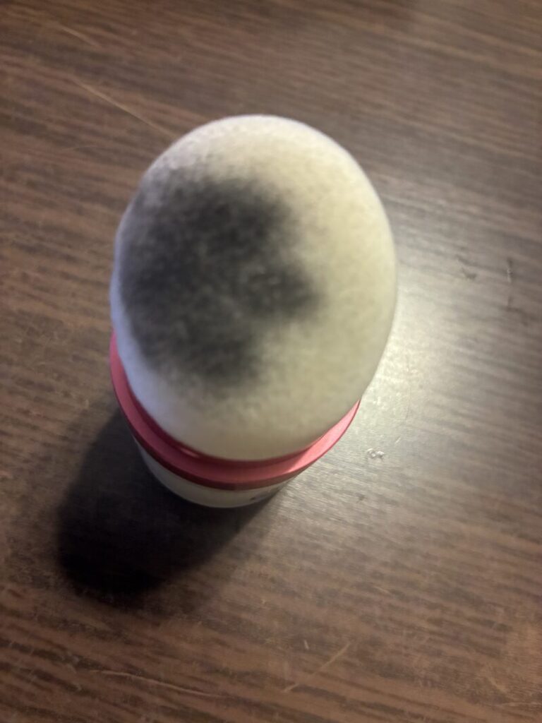 アートミクロンのパフを本体にセットし、手の甲で10回ほど叩いてファンデーションを馴染ませたパフの状態