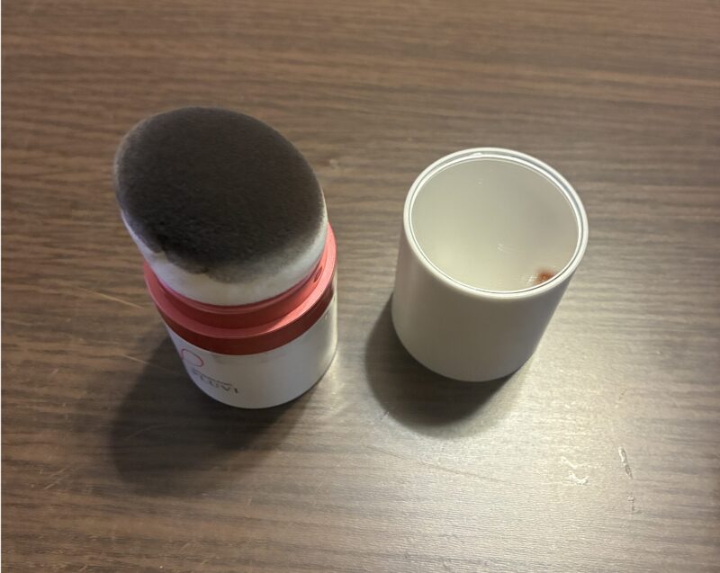 アートミクロンのパフにファンデーションがしっかり馴染んだ様子と、蓋の上部にある便利な鏡のアップ写真。