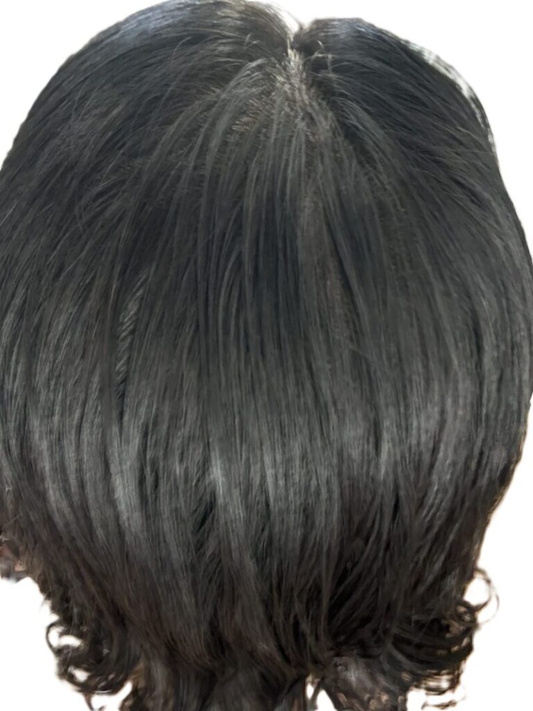 チャップアップモアスプレー（増毛スプレー）使用後。寝起きのパックリ割れや地肌が自然にカバーされ、ボリュームアップした状態。