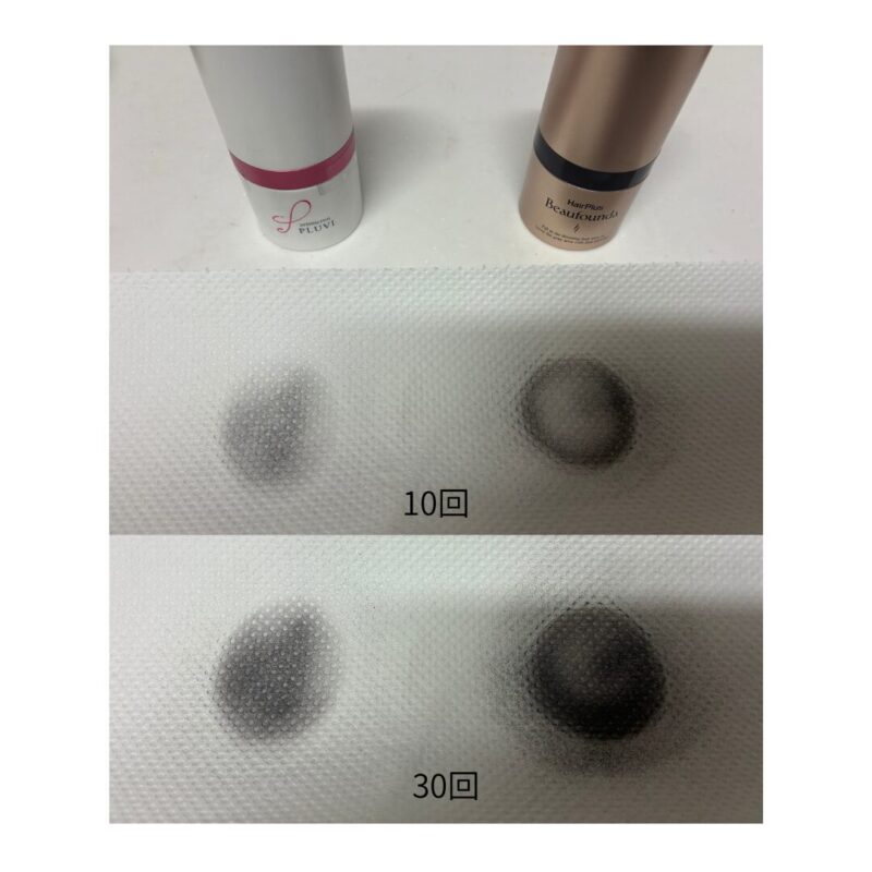 アートネイチャープラビ（左）アデランスビューファンデ（右）キッチンペーパーの上でポンポン（10回・30回）して比較した写真