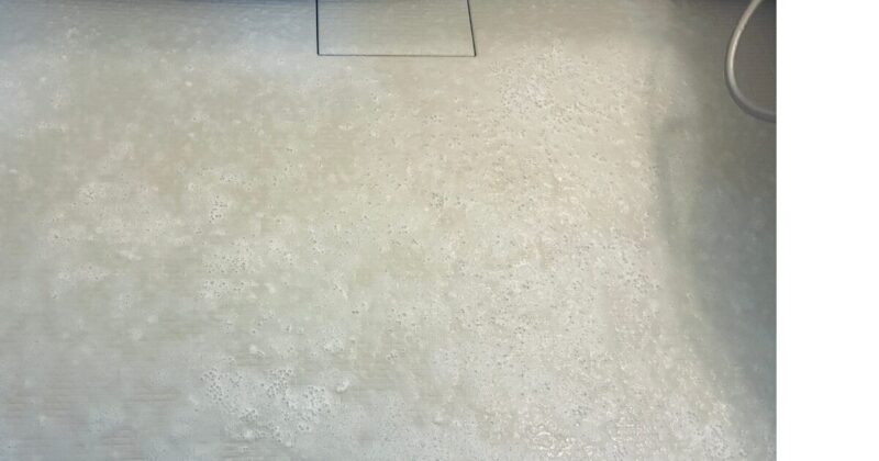 リンレイウルトラハードバス用をスプレーして泡で掃除している様子