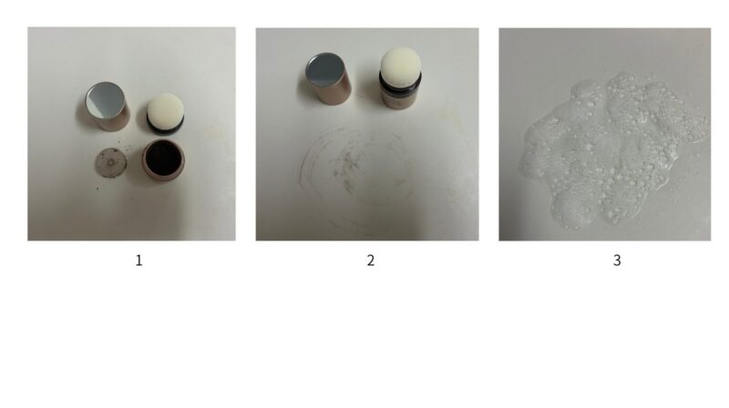  左：開封時にキャップ・内蓋を外した様子（パウダーが少しこぼれた）。中：人工大理石に広がった粉のシミ（濡れ布巾では広がるだけ）。右：キッチン泡ハイターを吹きかけたところ