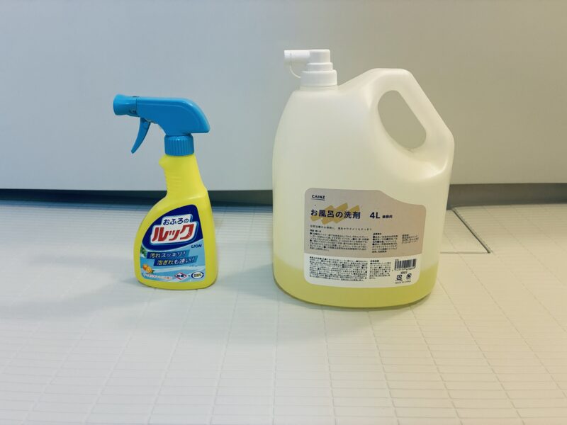 カインズのお風呂用洗剤4L詰め替えとルックのスプレー容器
