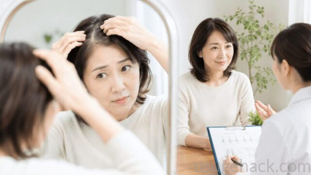 鏡の前で生え際を気にする50代女性、または明るいカウンセリングのイメージ