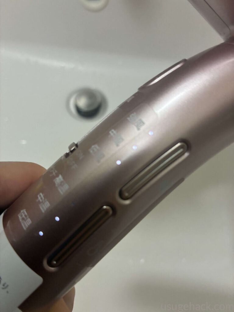 Ur.Salon(ユアサロン） プレミアム ビューティ ドライヤー01の操作スイッチ部分のランプ点灯時の様子